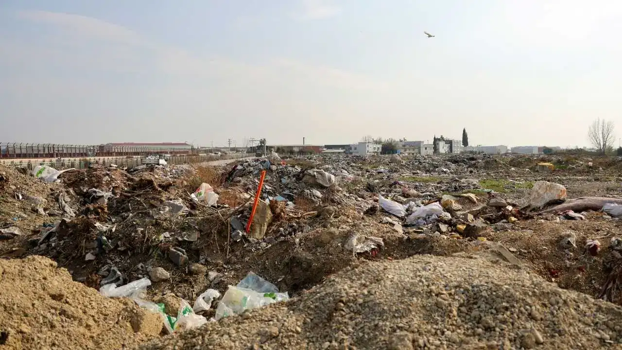 Adana’da Boş Arazi Çöplüğe Döndü: Mahalle Sakinleri İsyanda! 5